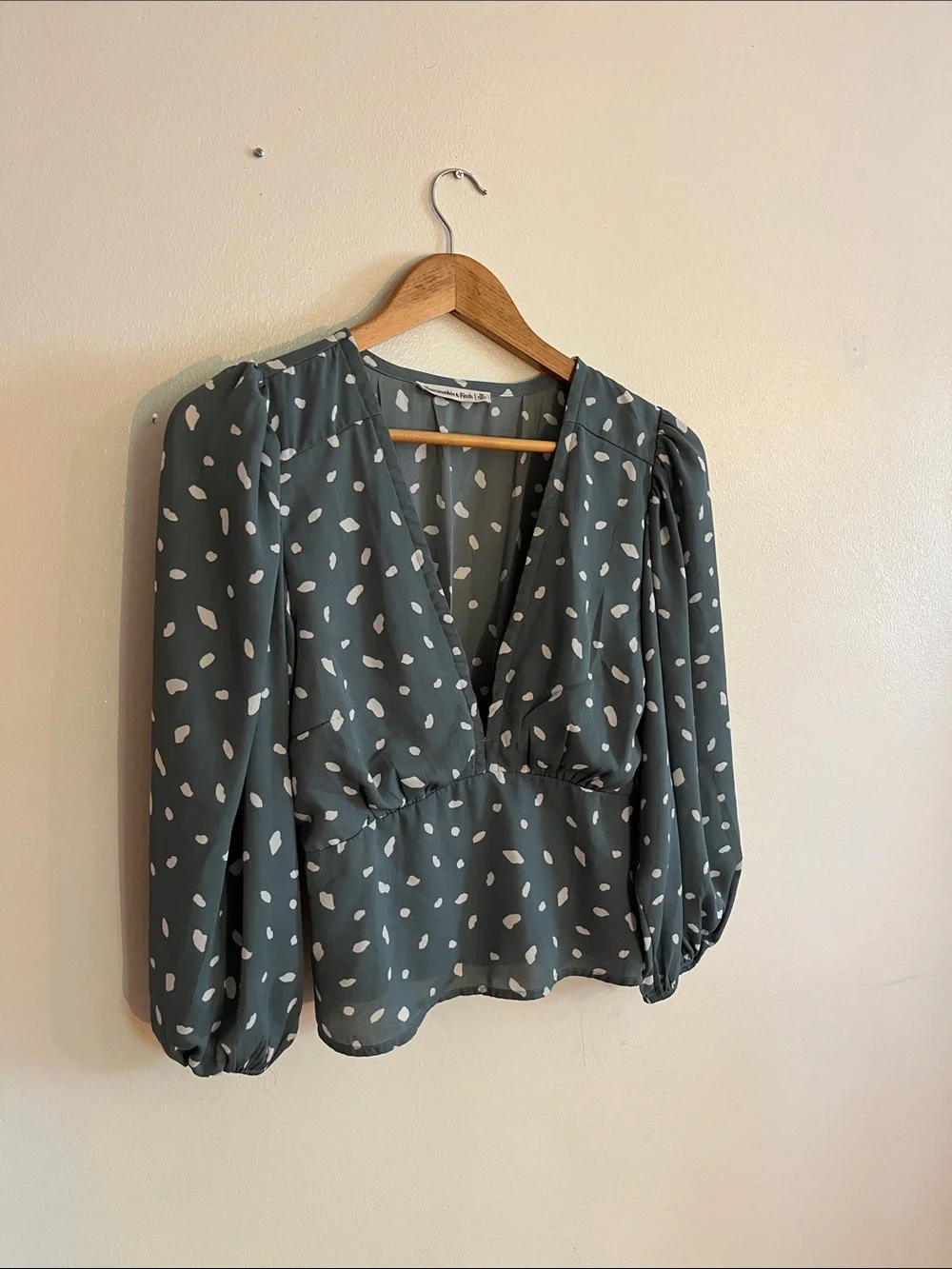 Abercrombie & Fitch lightweight neck